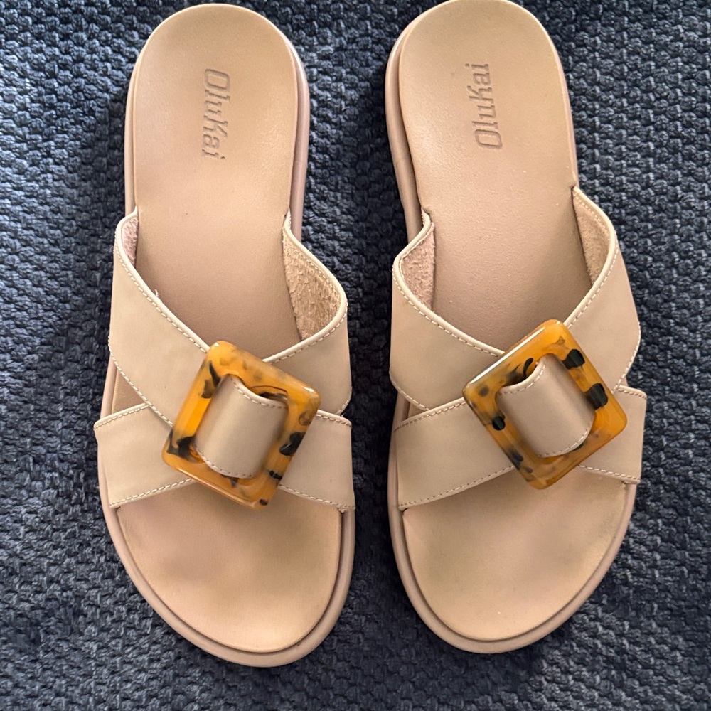 Olukai Women's Tan Sandals with Tortoise Buckle